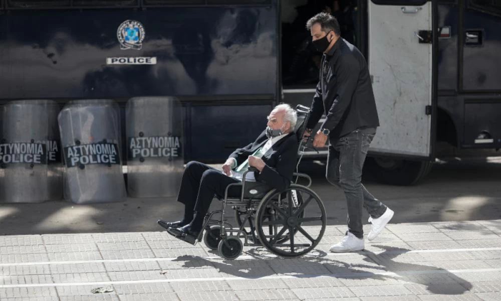 Με αναπηρικό καροτσάκι ο Άκης Τσοχατζόπουλος στον Άρειο Πάγο